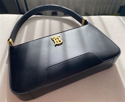 burberry 腋下包|包・開箱／隋棠、楊謹華搶拎「TB腋下包」 高級感噴 .